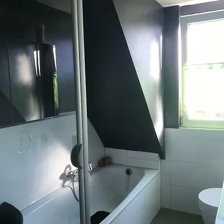 Moderne, Neu Renovierte Maisonette-wohnung Mit Balkon דירה